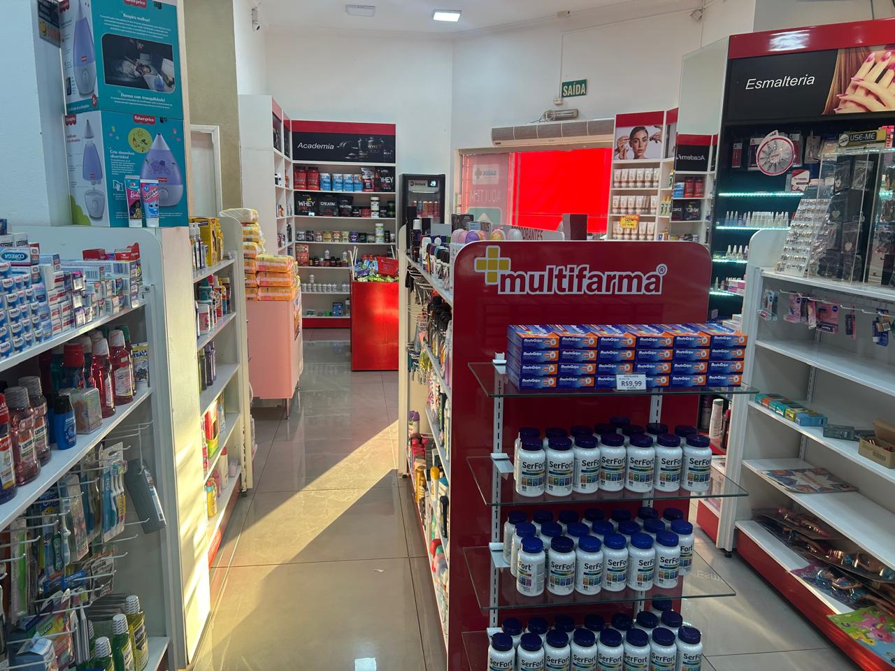 Corredor com produtos da Drogasilva