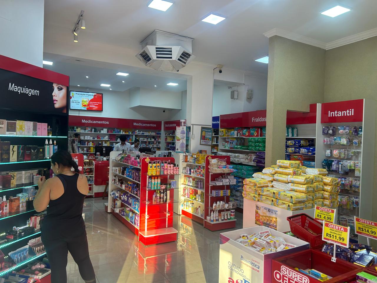 Interior da Droga Silva com prateleiras de medicamentos e perfumaria