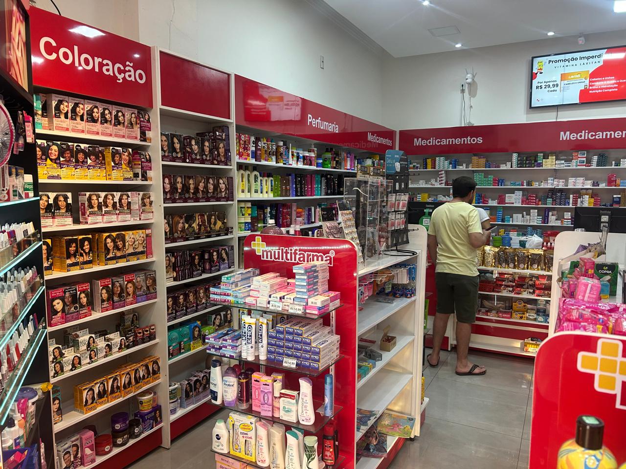 Prateleiras de medicamentos e perfumaria